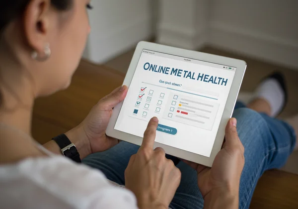 Persona haciendo una prueba de salud mental en línea en una tablet